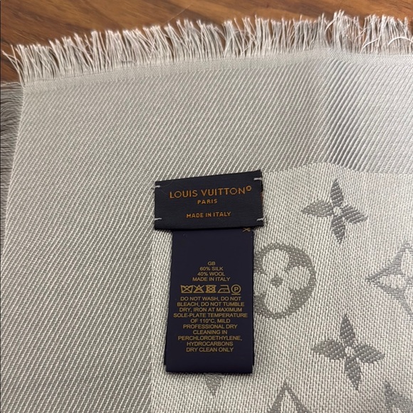 NWOT Louis Vuitton Monogram Classic Shawl in Grey Souris. - Picture 6 of 7